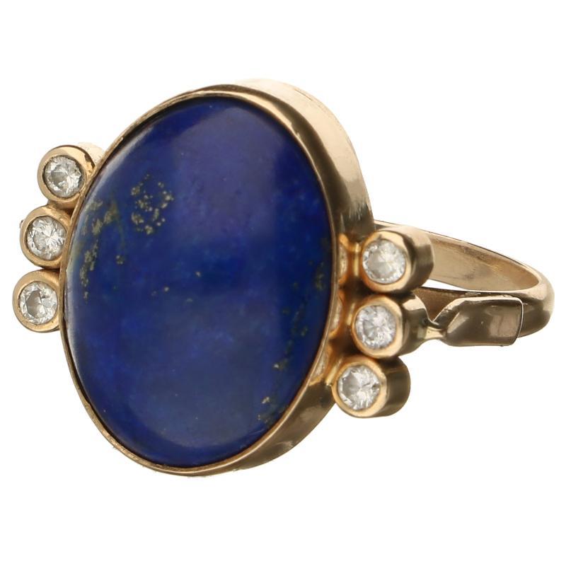 Geelgouden ring bezet met een cabochon geslepen lapis lazuli en 6 briljant geslepen diamanten, 14 karaat.