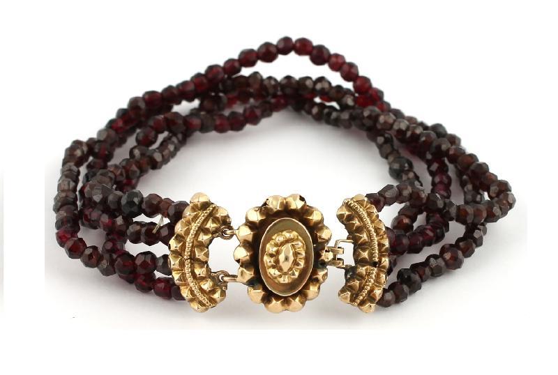 4 rijig glasgranaat armband, geelgouden slot, 14 karaat                                                                                                                                                                                                        