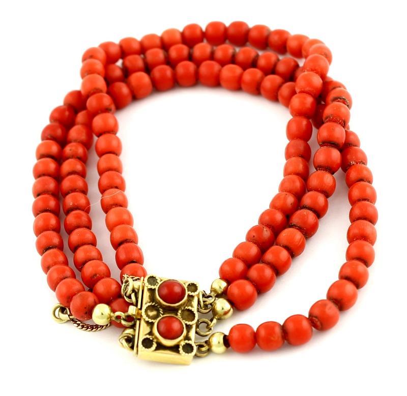 3 rijig bloedkoralen armband, 14 karaat                                                                                                                                                                                                                        