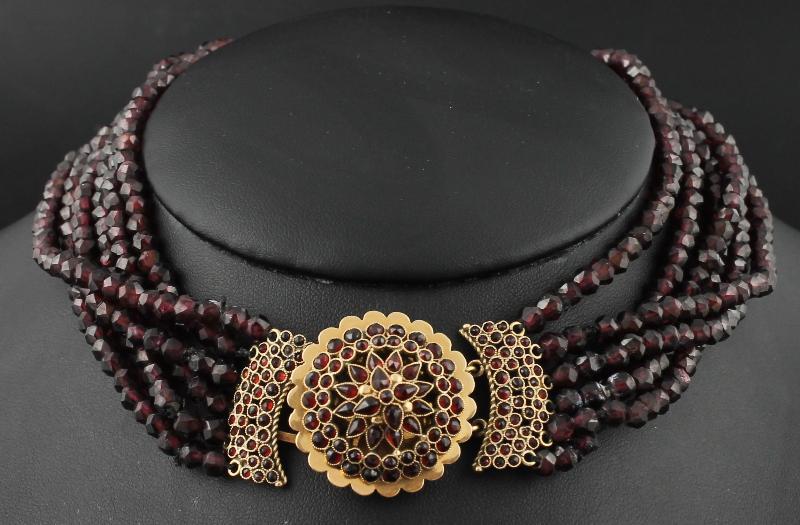 6 rijig granaten collier, geelgouden slot, 14 karaat                                                                                                                                                                                                           