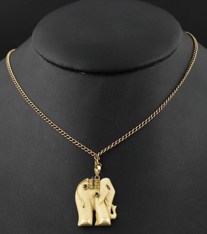 Geelgouden collier met ivoren hanger bezet met siersteentjes, 14 karaat                                                                                                                                                                                        