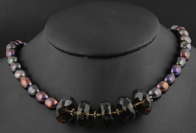 Collier bezet met parels en sierstenen                                                                                                                                                                                                                         