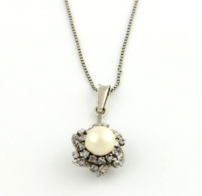 Witgouden collier bezet met parel en roos geslepen diamanten, 14 karaat                                                                                                                                                                                        