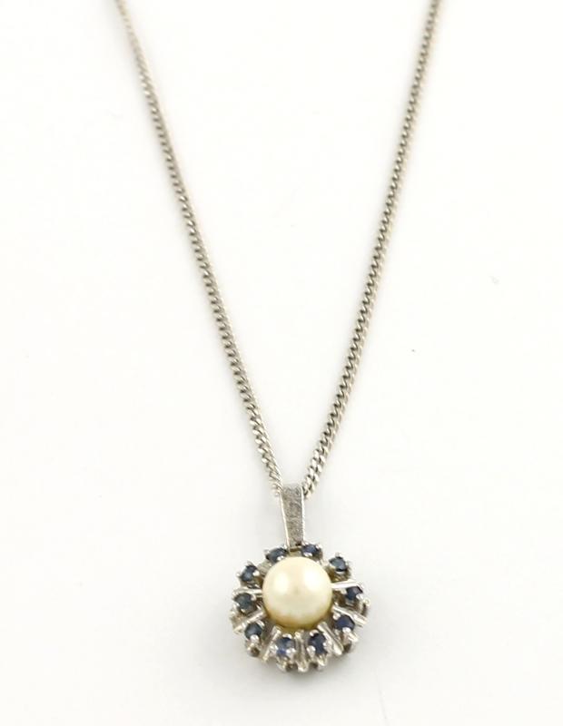 Witgouden collier bezet met parel en saffier, 14 karaat                                                                                                                                                                                                        
