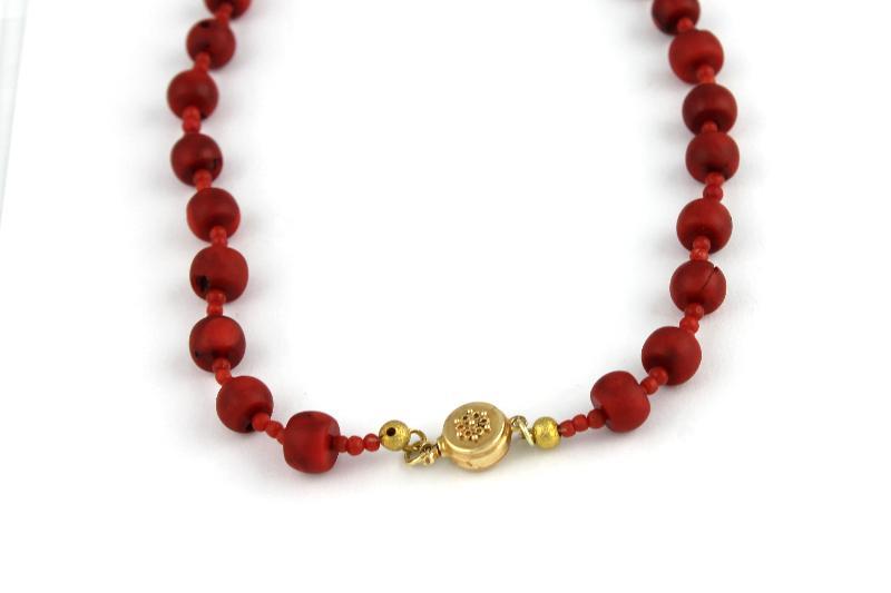 1 rijig bloedkoralen collier met geelgouden slot, 14 karaat                                                                                                                                                                                                    