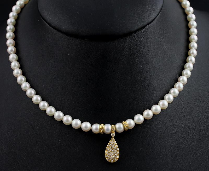 Parel collier met geelgouden hanger bezet met briljant geslepen diamanten, 14 karaat                                                                                                                                                                           