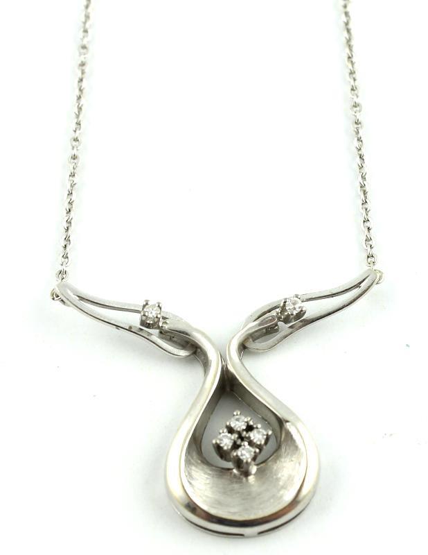 Witgouden collier bezet met briljant geslepen diamanten, 14 karaat                                                                                                                                                                                             