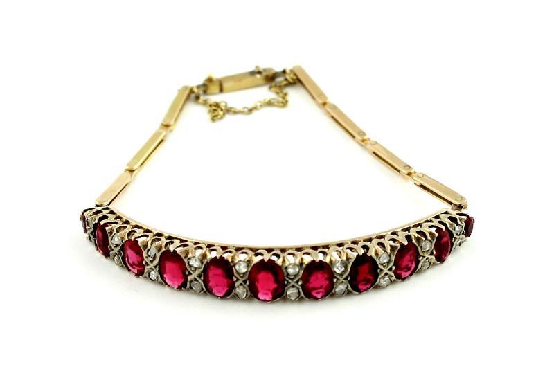 Geelgouden armband bezet met roos geslepen diamanten en met roodgekleurde siersteen, 14 karaat                                                                                                                                                                 