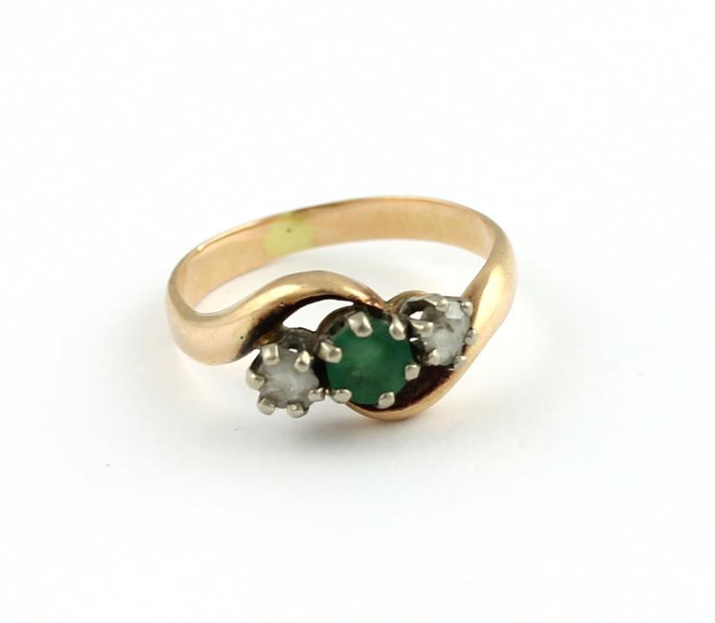 Geel- met witgouden ring bezet met Smaragd en briljant geslepen diamanten, 14 karaat                                                                                                                                                                           