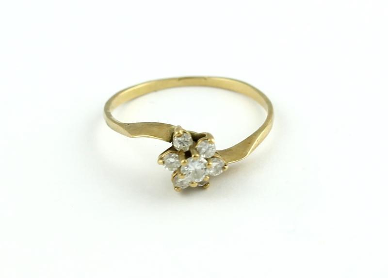 Geelgouden ring bezet met briljant geslepen diamanten, 14 karaat                                                                                                                                                                                               