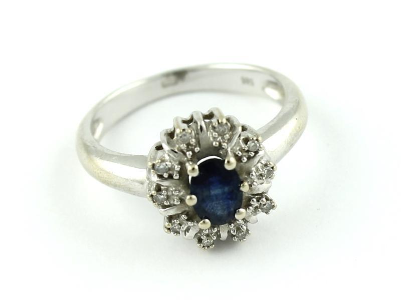 Witgouden ring bezet met saffier en briljant geslepen diamanten, 14 karaat                                                                                                                                                                                     