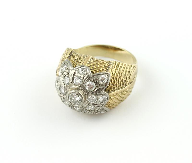 Geelgouden ring bezet met briljant geslepen diamanten, 14 karaat                                                                                                                                                                                               