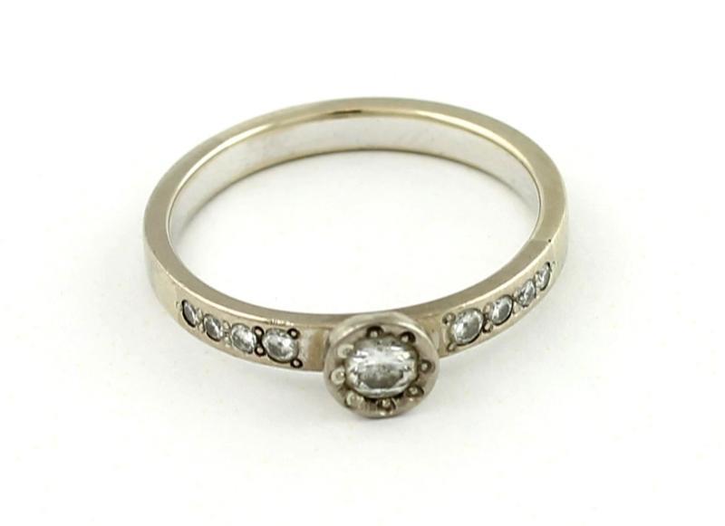 Witgouden ring bezet met briljant geslepen diamanten, 14 karaat                                                                                                                                                                                                