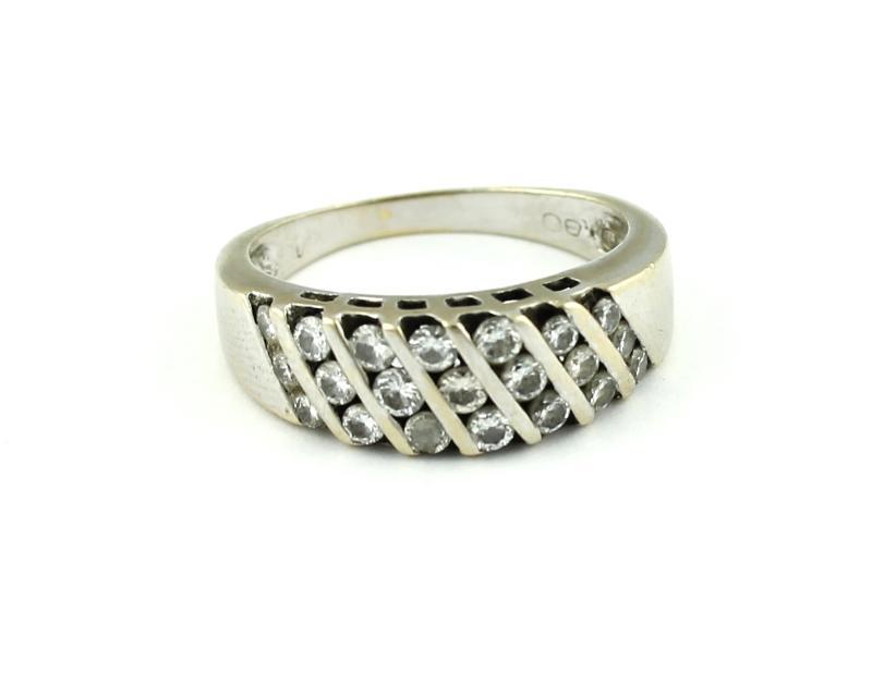 Witgouden ring bezet met briljant geslepen diamanten, 18 karaat                                                                                                                                                                                                