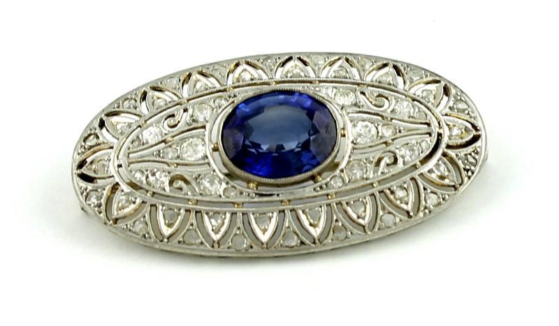 Witgouden broche bezet met briljant en roos geslepen diamanten en saffier, 14 karaat                                                                                                                                                                           