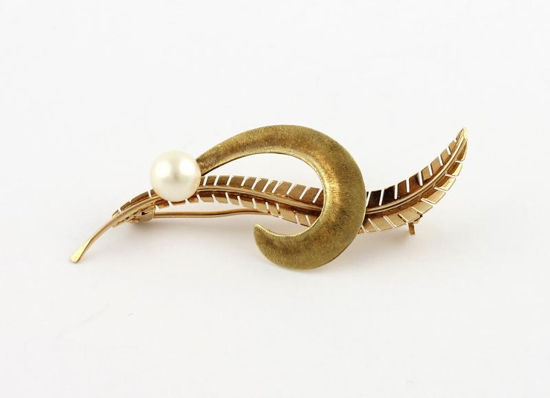 Geelgouden broche met parel, 14 karaat                                                                                                                                                                                                                         