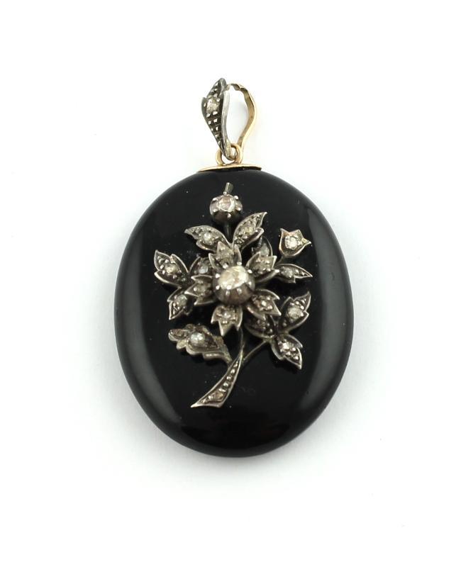 Zilveren hanger op onyx bezet met roos geslepen diamanten, gehalte 835                                                                                                                                                                                         