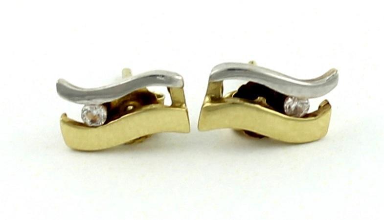Geel- met witgouden oorbellen bezet met briljant geslepen diamanten, 14 karaat                                                                                                                                                                                 