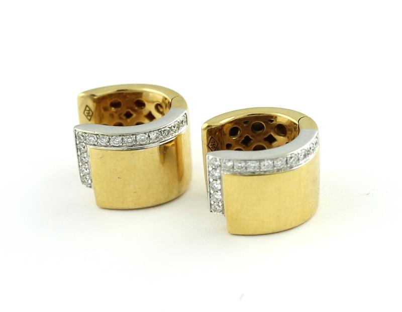 Geel- met witgouden oorbellen bezet met briljant geslepen diamanten, 18 karaat                                                                                                                                                                                 