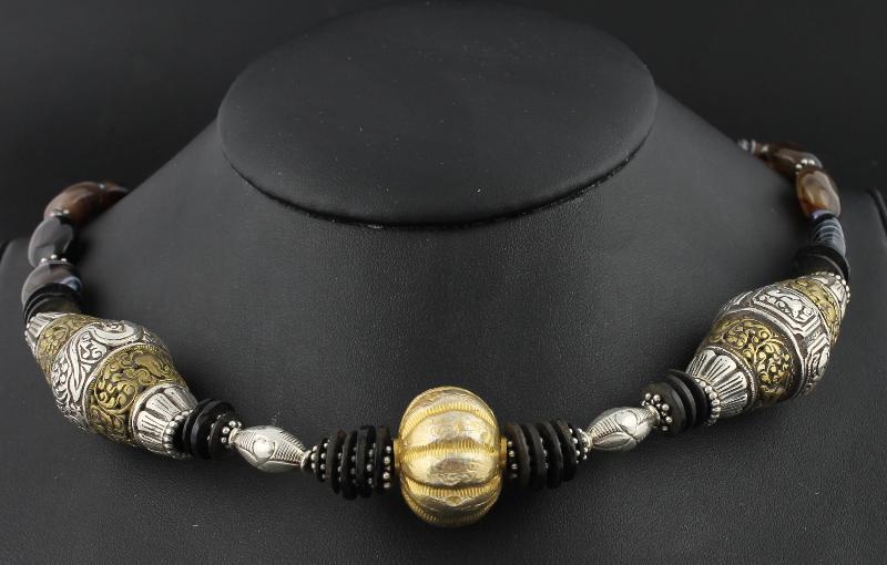 Tibetaanse ketting, bezet met bruine agaat, zilveren hanger                                                                                                                                                                                                    