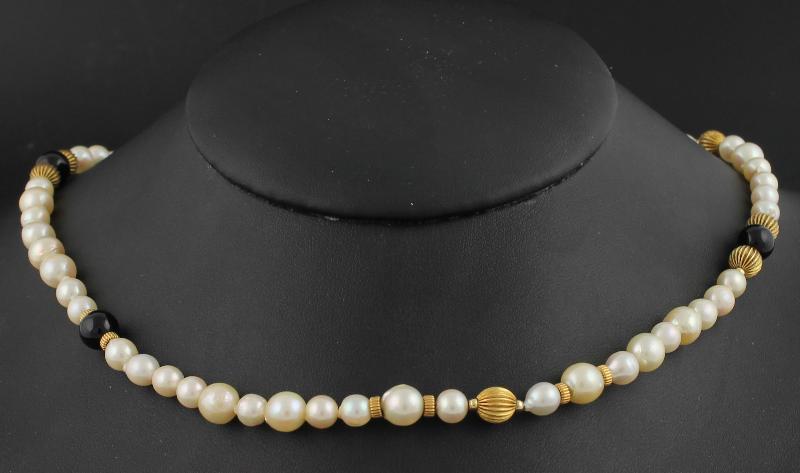 Collier bezet met parels en onyx                                                                                                                                                                                                                               