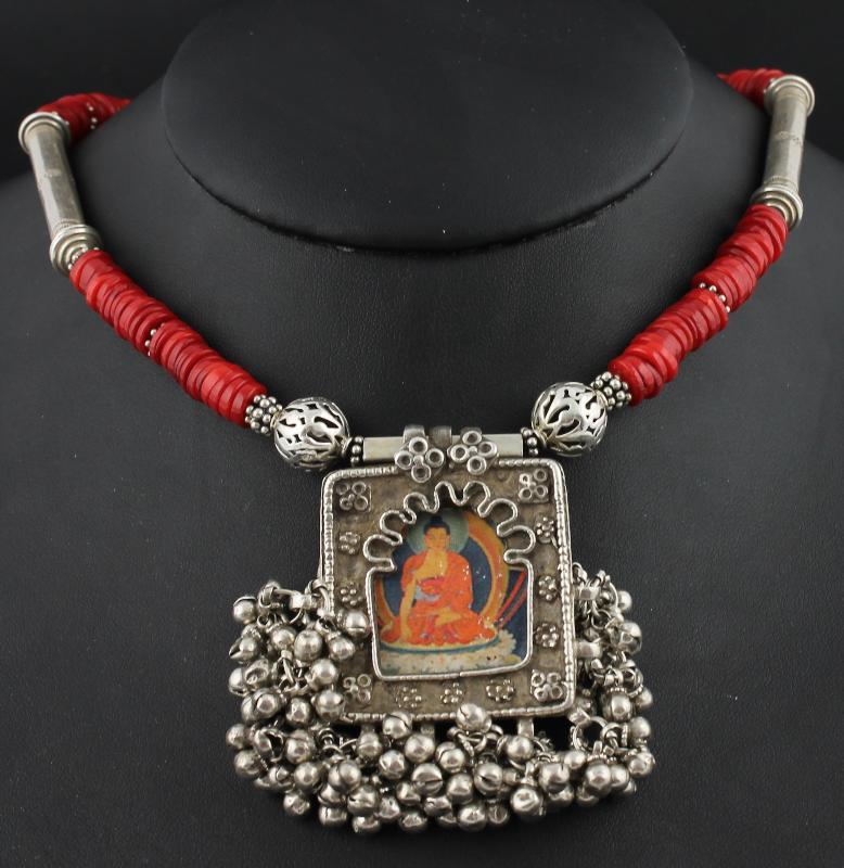 Tibetaanse ketting bezet met rode koraal, zilveren hanger                                                                                                                                                                                                      