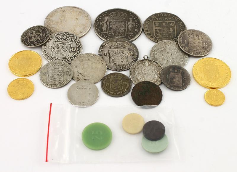 Lot o.a. 2 provinciale guldens, 3 zes stuiver munten, snaphaanschelling etc.                                                                                                                                                                                   