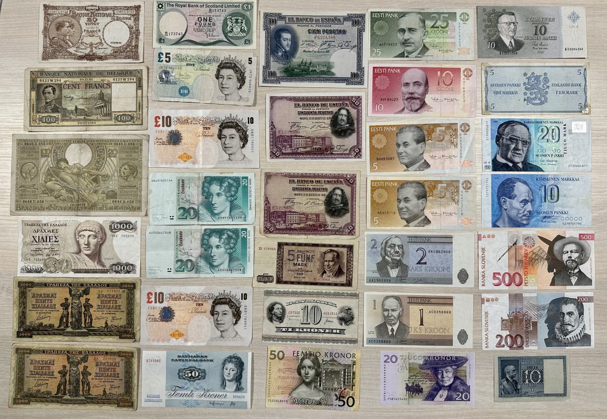 Lot 33 banknotes. - Fine – Extremely fine.