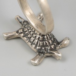 Luiertang (ooievaar staand op een schildpad) zilver.