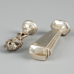 2-delig lot Art Deco & Jugendstil lakstempels, alpaca / zilver.