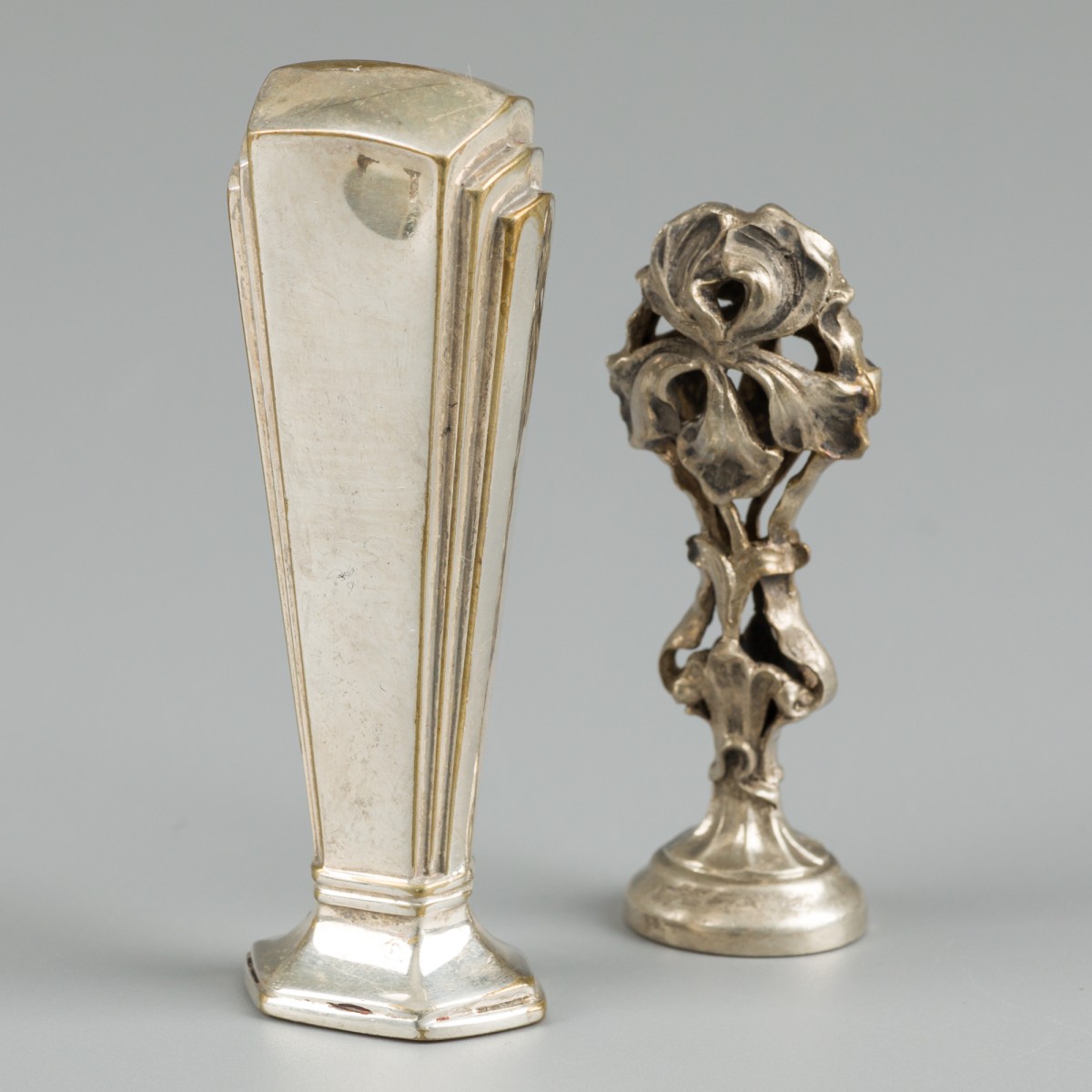 2-delig lot Art Deco & Jugendstil lakstempels, alpaca / zilver.