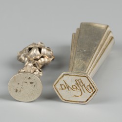 2-delig lot Art Deco & Jugendstil lakstempels, alpaca / zilver.