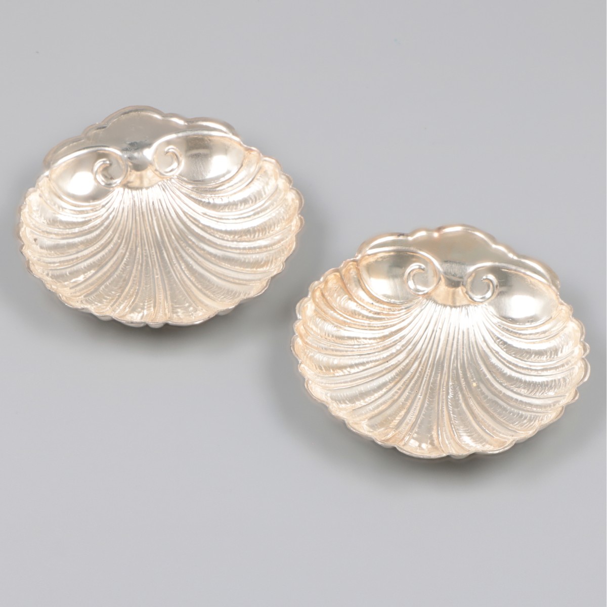 2-delige set bonbon- / presenteerschaaltjes zilver.