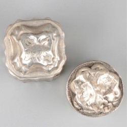 2-delig lot lodereindoosjes zilver.