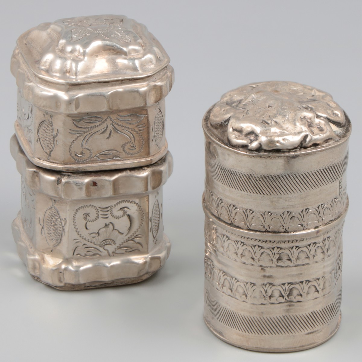 2-delig lot lodereindoosjes zilver.