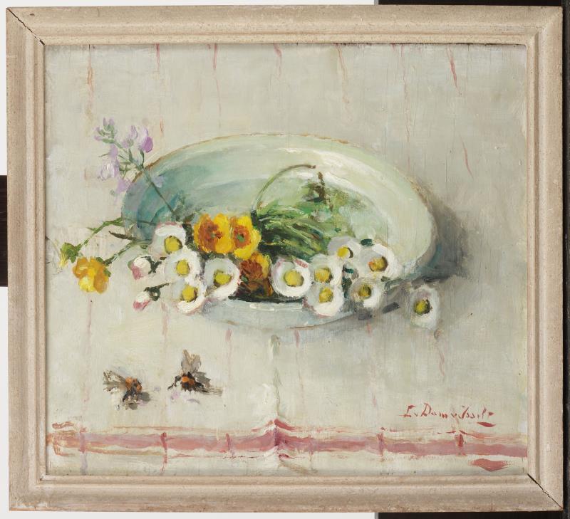 Lucie van Dam-van Isselt (Bergen op Zoom 1871 - 1949 Den Haag), Een stilleven van veldbloemetjes op een tafellaken.