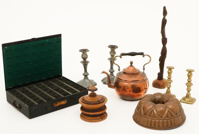 Een lot diversen w.o. kandelaren, bakvormen en een tabakspot, 19e eeuw.