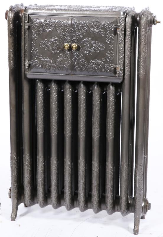 Een gietijzeren radiator met bordenwarmer.
