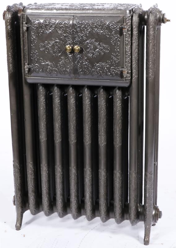 Een gietijzeren radiator met bordenwarmer.