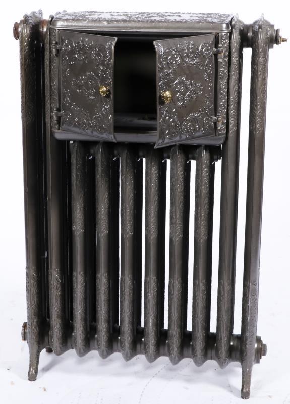 Een gietijzeren radiator met bordenwarmer.