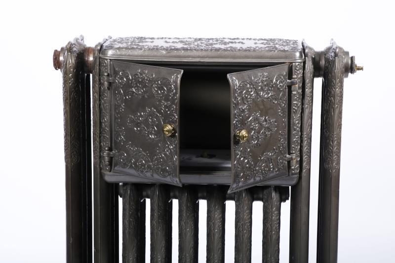 Een gietijzeren radiator met bordenwarmer.