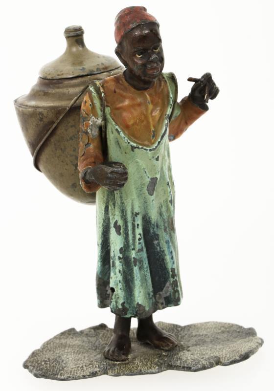 Een Weens bronzen inkpothouder, In de trant van Franz Xavier Bergmann, op de rug gedragen door een Moor.