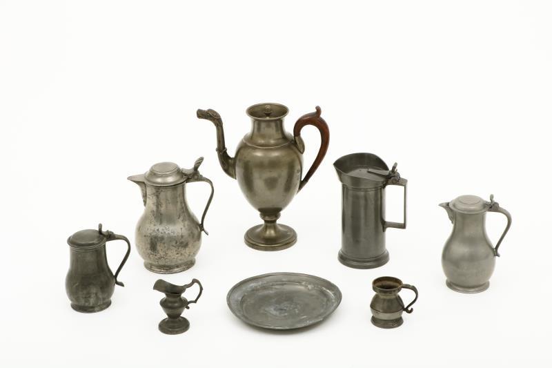 Een lot van (8) stuks tin, w.o. een koffiepot, 3 klepkannen en een bord, 19e eeuw en later.