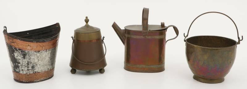 Een lot van (3) diverse stukken kopergoed, w.o. een kolenkit en daarbij een zinken thee-emmer, 20e eeuw.
