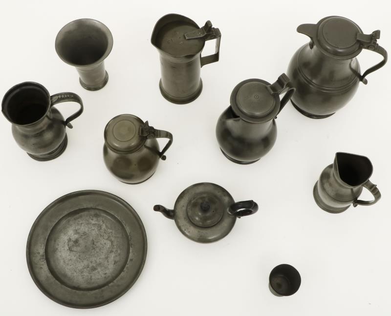 Een lot (10) diverse tinnen gebruiksvoorwerpen.