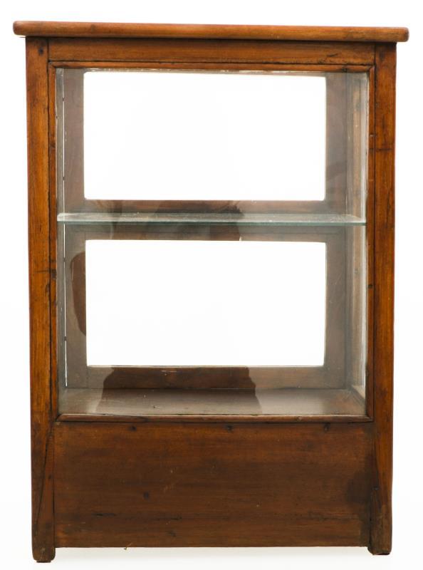 Een vitrinekastje, gebeitst grenen, 20e-eeuw.
