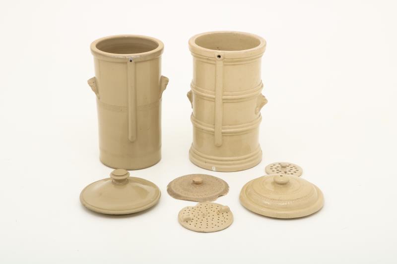 Een lot van (2) Engelse waterfilters, ca. 1900.