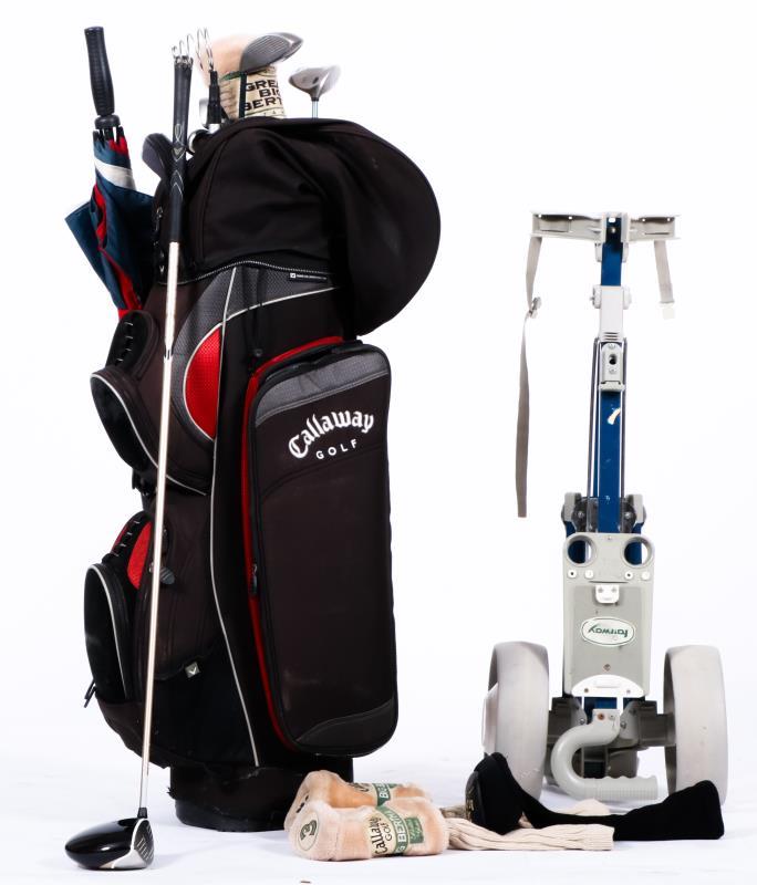 Een Callaway golftas, bevattende zes clubs, een putter, vier drivers een ballenschepje en een parapluie.