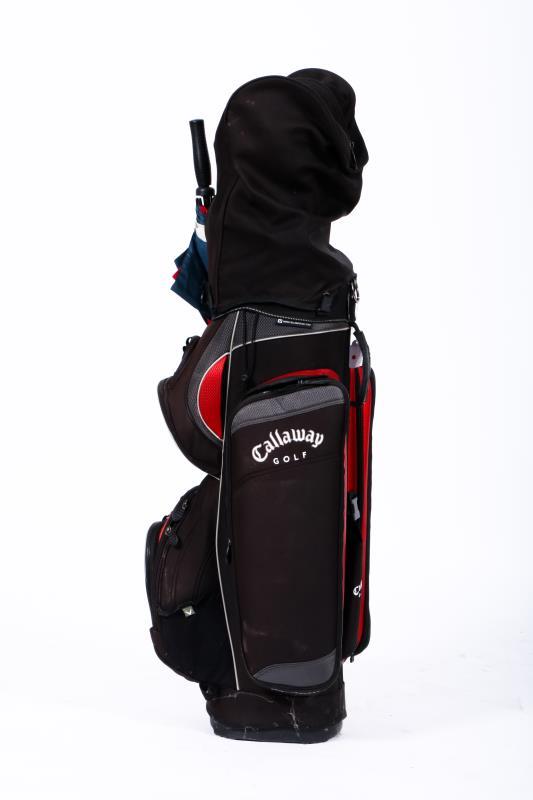 Een Callaway golftas, bevattende zes clubs, een putter, vier drivers een ballenschepje en een parapluie.