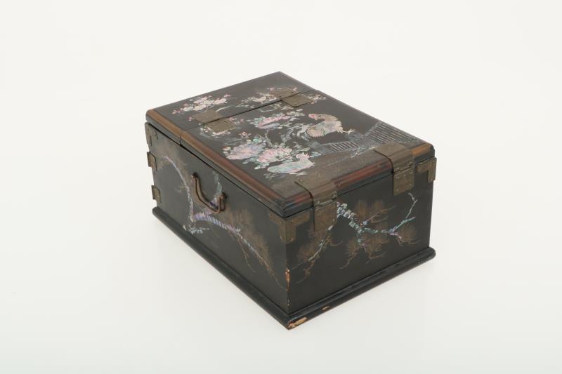 Een houten gelakte met parelmoer belijmde vanity kist, Japan, 1e helft 20e eeuw.